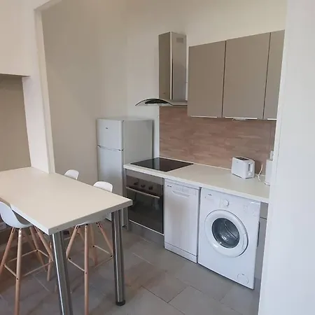 Apartment Climatise Calme Proche Centre-ville *